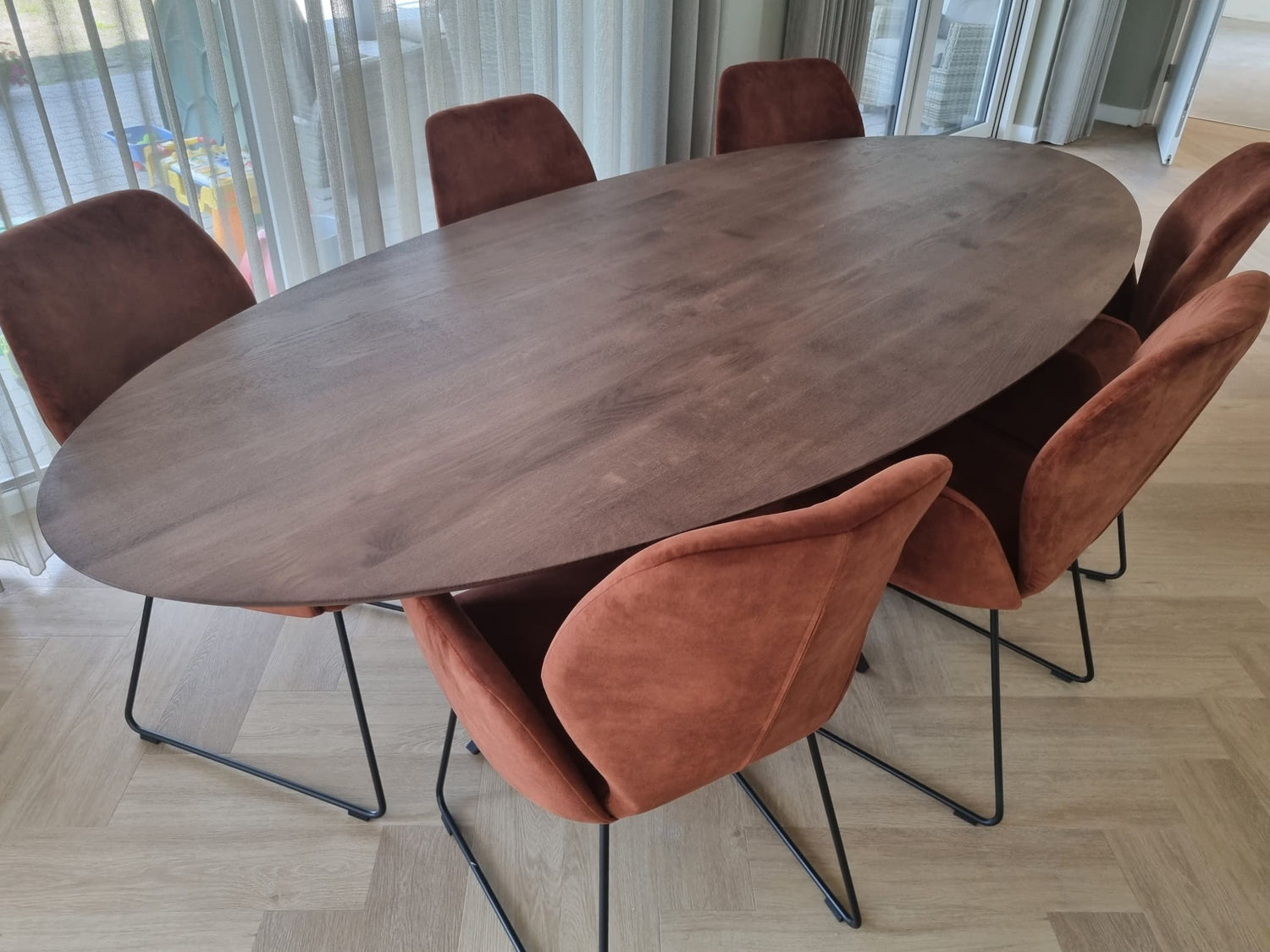 OVALE EETTAFEL