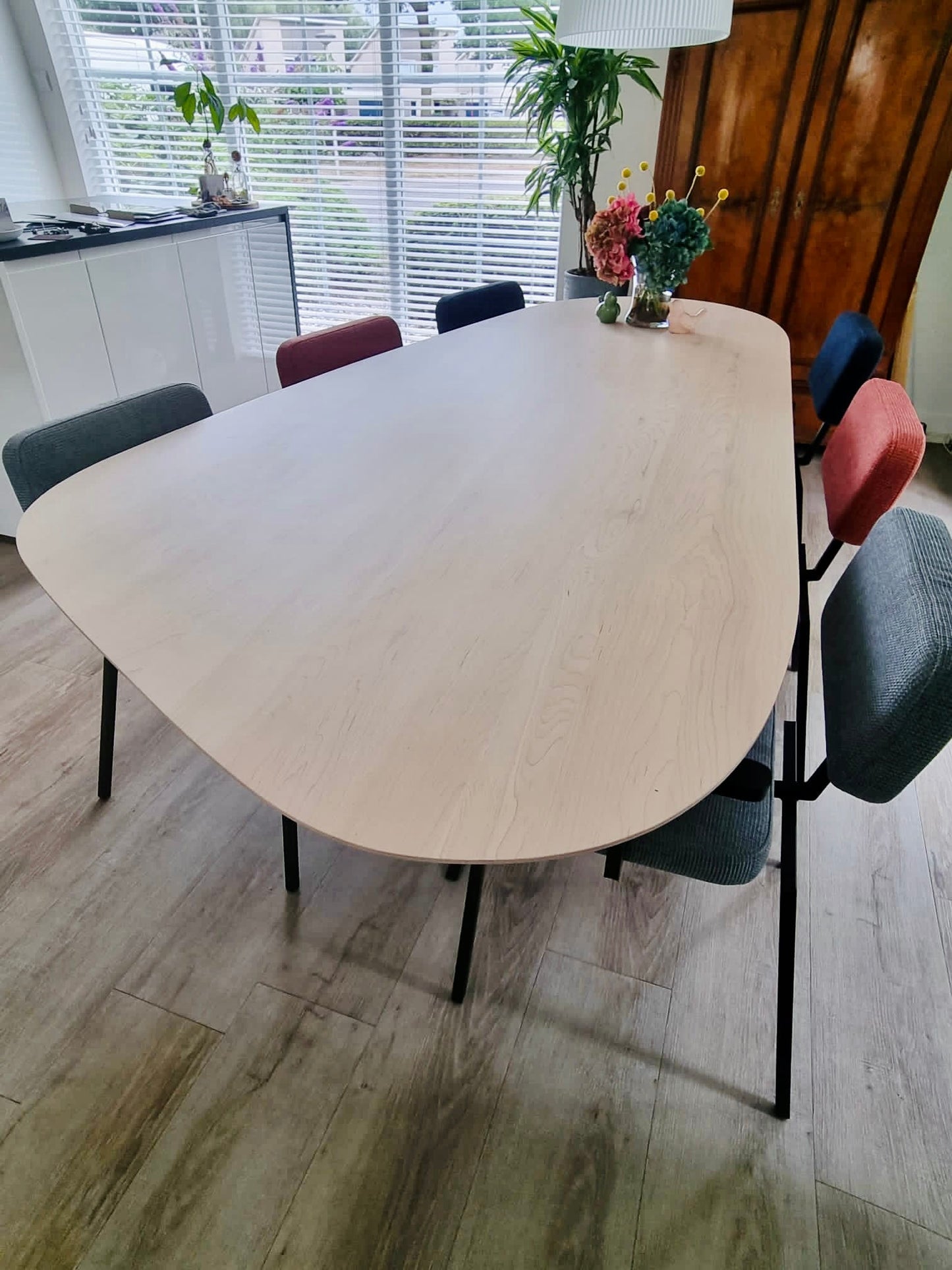 Organischer Tisch – 3 cm Säulenbein